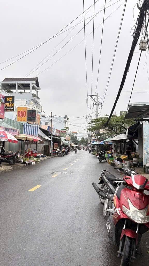 Chào mừng quý khách đến với căn nhà 3 tầng kiên cố, tọa lạc ngay vị trí đắc địa gần chợ TCH03