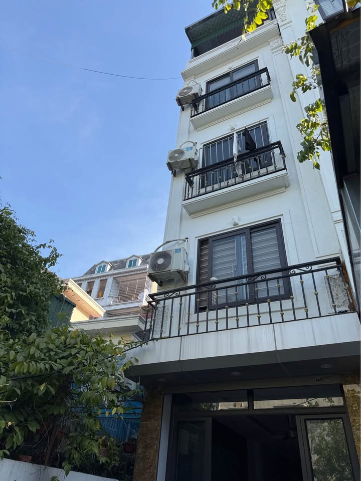 Nhà đẹp lung linh trên phố Vạn Phúc, sẵn sàng đón chủ mới về "khai hoang" sự nghiệp kinh doanh đây ạ