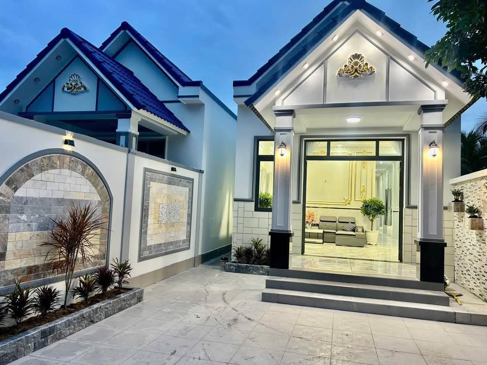 Bán biệt thự mái thái tân cổ điển, mặt tiền đường lộ Triền Đồng, Bến Tre