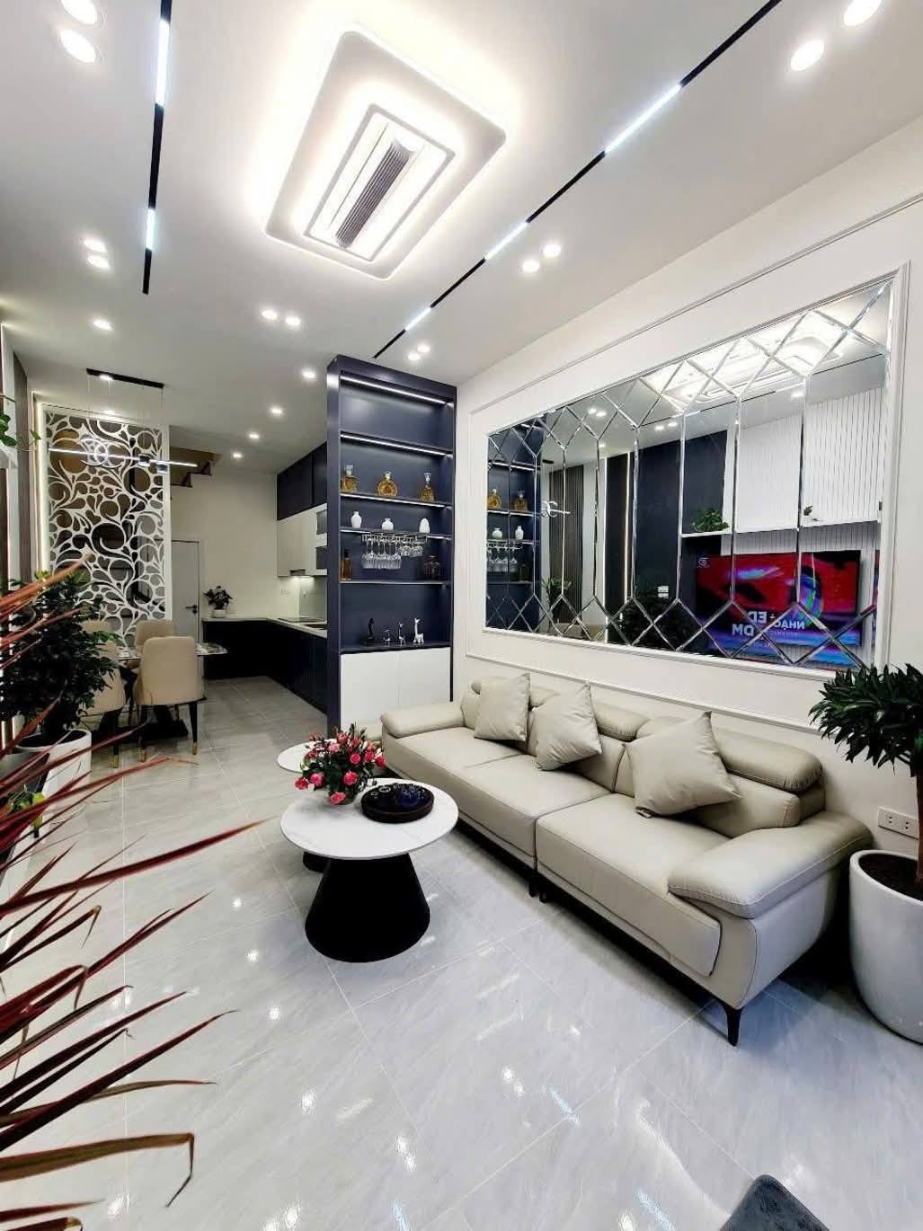 Nhà lô góc Cầu Giấy 52m2 x 5 tầng, kinh doanh vùng vọng, ô tô vèo vèo, ba mặt thoáng