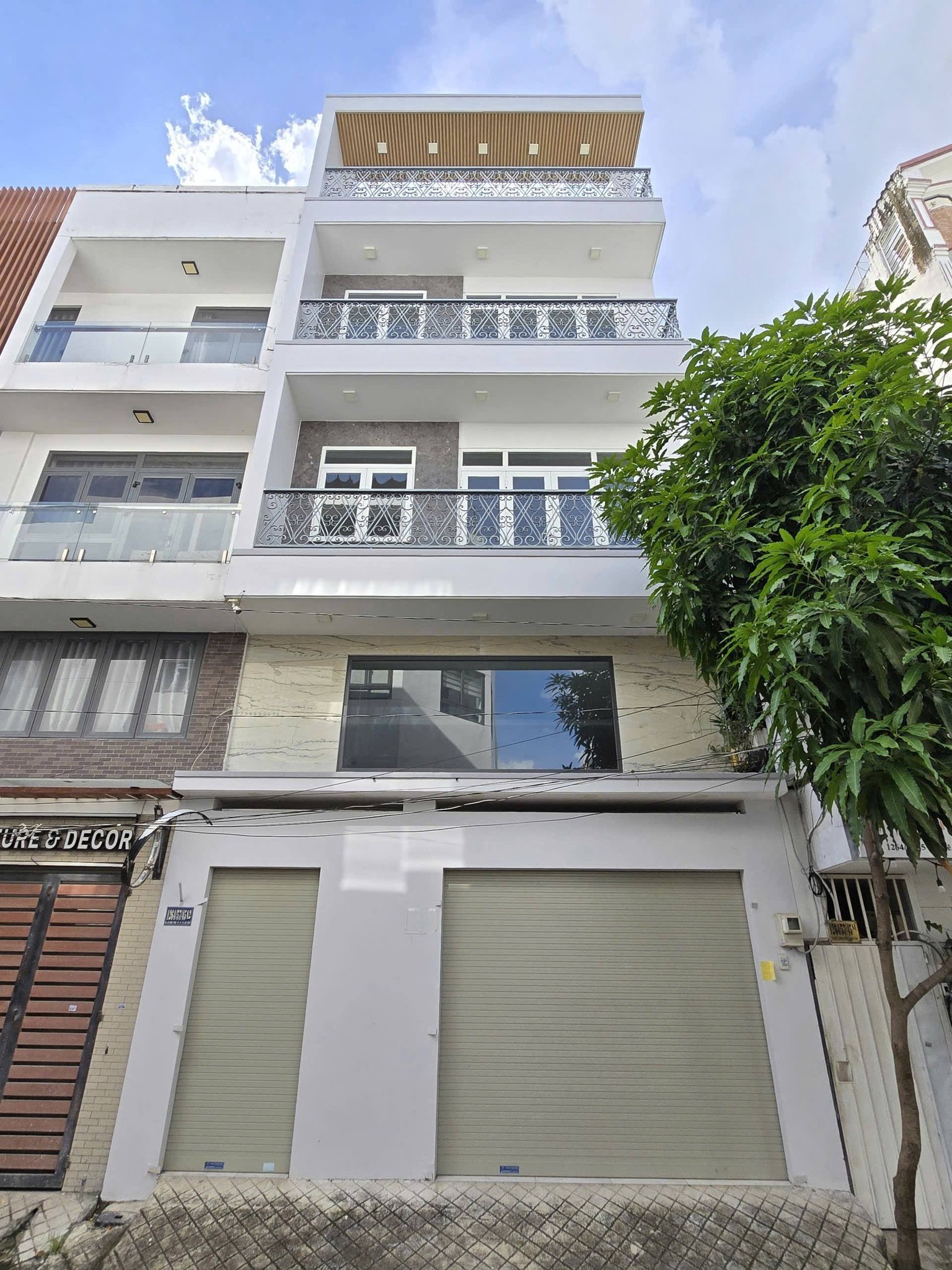 Tọa lạc tại vị trí đắc địa trên đường Lê Đức Thọ, Phường 13, đây là một kiệt tác kiến trúc 5 tầng bề thế