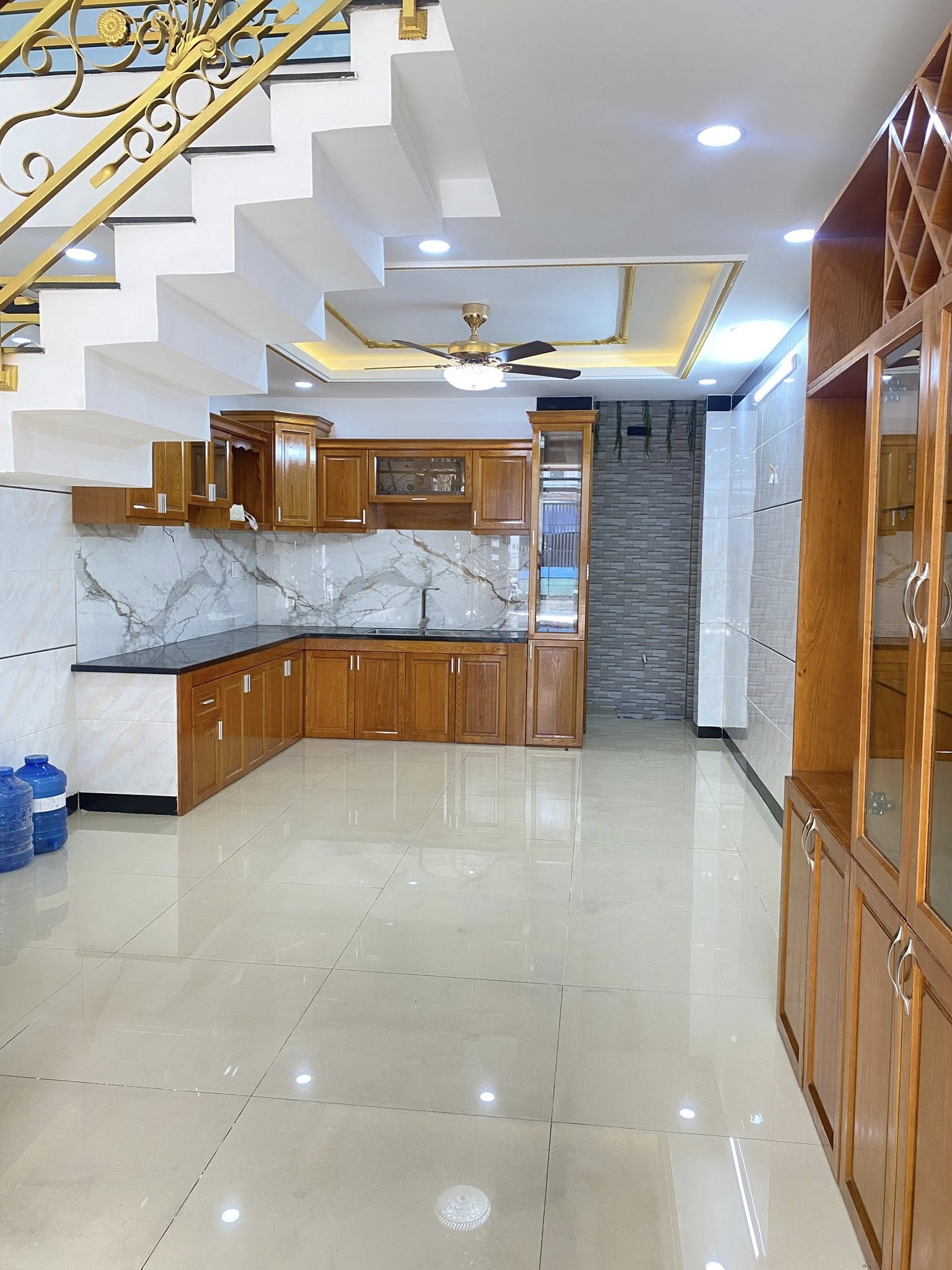 Cần bán gấp căn nhà 5 tầng kiên cố, thiết kế thông thoáng với giếng trời đón sáng và gió tự nhiên