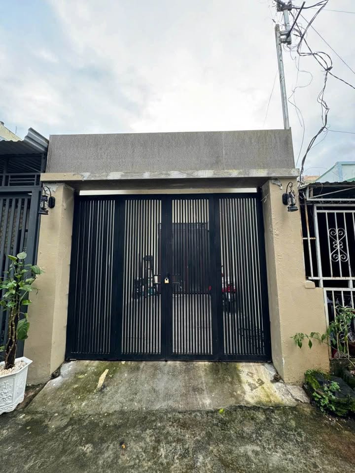 Nhà mê 2 tầng đẹp long lanh - 2,79 tỷ - hẻm thông tứ phía