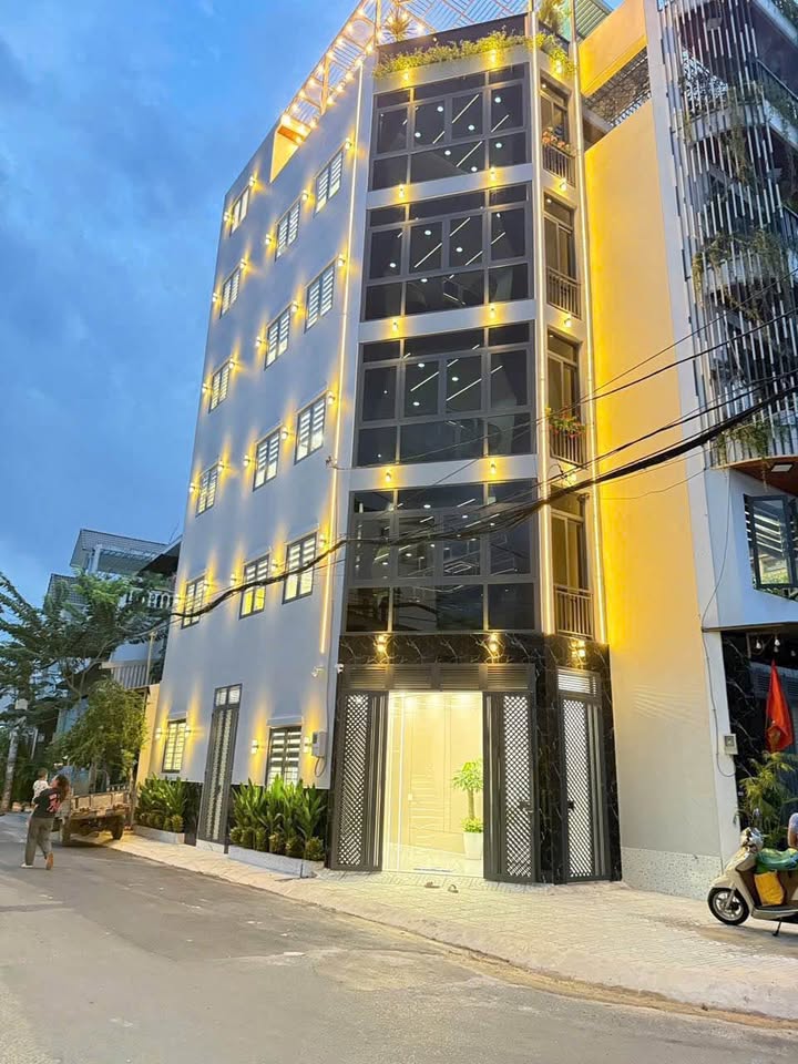 Tòa nhà văn phòng 2 mặt tiền, vị trí đắc địa Quận 12