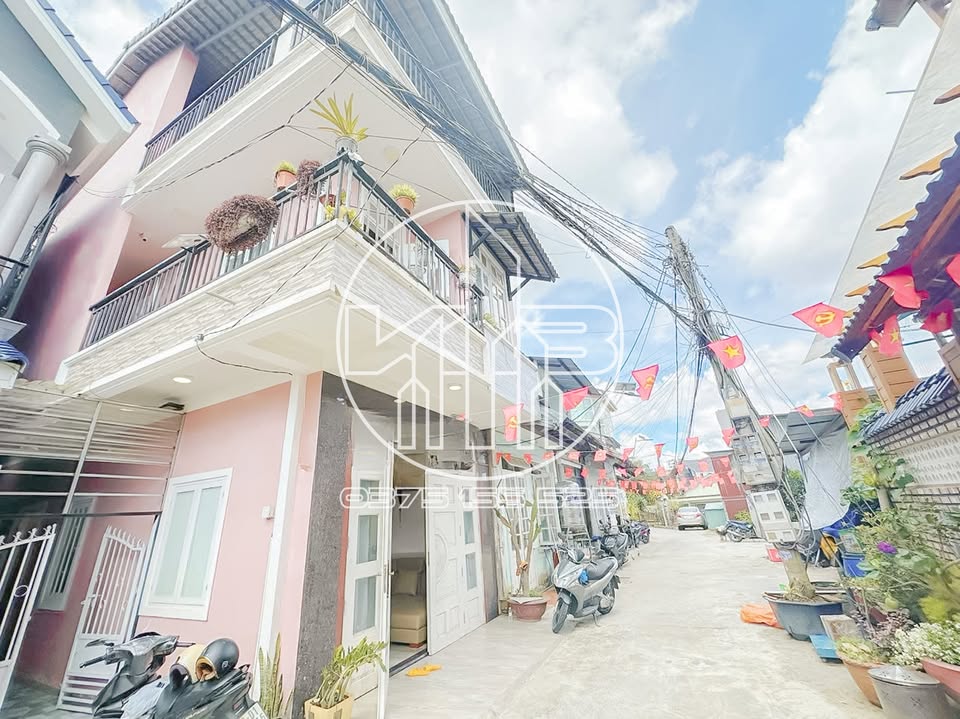 Nhà Đà Lạt, hẻm ô tô đường Triệu Việt Vương, 3 tầng, 4 phòng ngủ, đầu tư bền vững