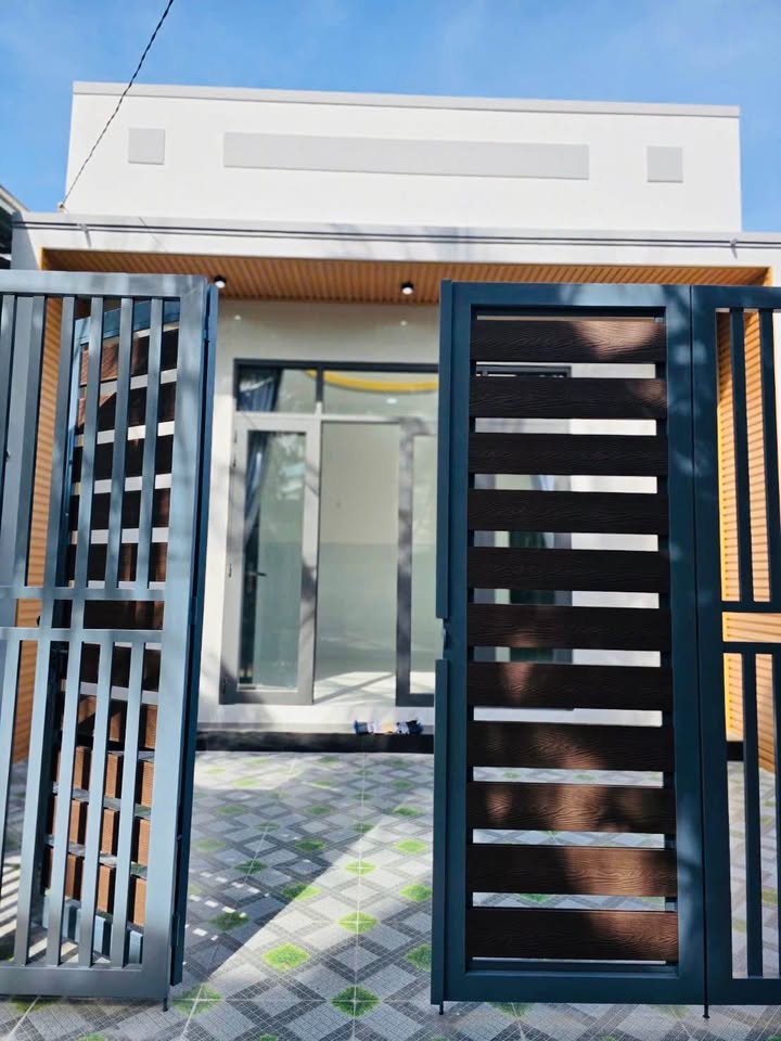 Nhà cấp 4 mới xây, phường Phú Khương, Bến Tre, diện tích 100m2, hẻm xe hơi