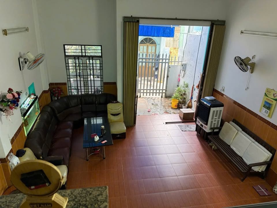 Nhà 90m2 trung tâm Quy Nhơn, sổ đỏ sẵn sàng, giá 3,2 tỷ, ngõ rộng rãi, đón khách ngay