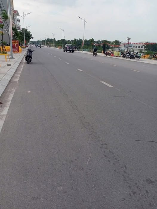 Chào mừng quý khách đến với cơ hội sở hữu lô đất kinh doanh đắc địa tại đường Hàng Cây