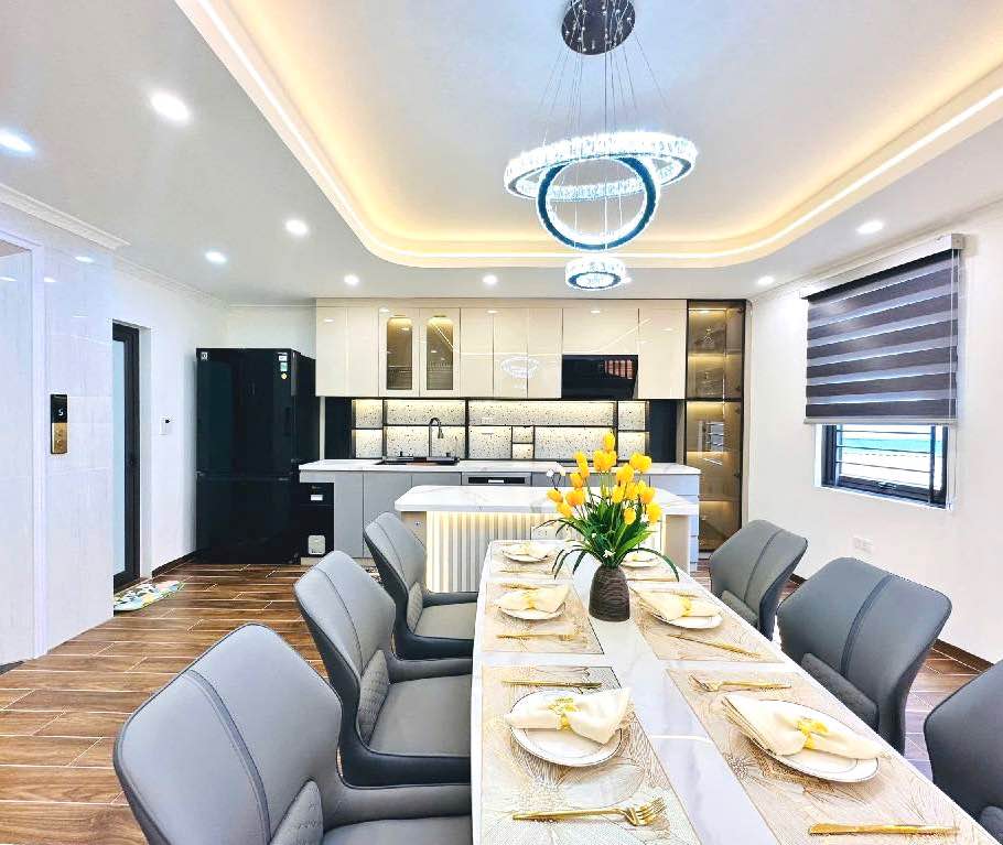 Nhà 5 tầng thang máy nhập khẩu, Tây Hồ - hàng xóm Vin, 5 phút tới Mỹ Đình