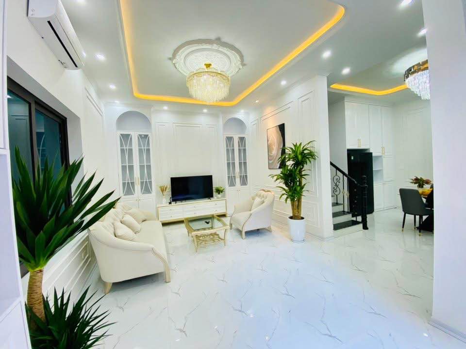 Tọa lạc tại vị trí đắc địa trên con phố Thụy Khuê sầm uất, quận Tây Hồ, căn nhà lô góc với 3 mặt thoáng