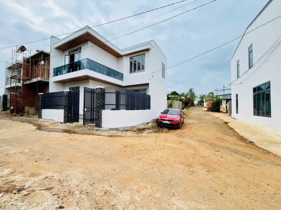 Bán nhà mới xây, góc 2 mặt tiền hẻm C1 Ywang, phường Eakao, Buôn Ma Thuột