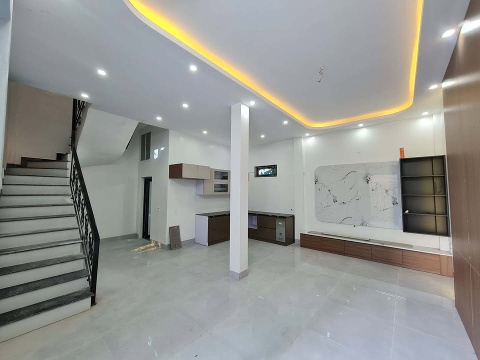 Bán nhà 3 tầng ngõ Giải Phóng, ô tô đỗ cửa, sân vườn rộng thênh thang, giá chỉ 3.25 tỷ