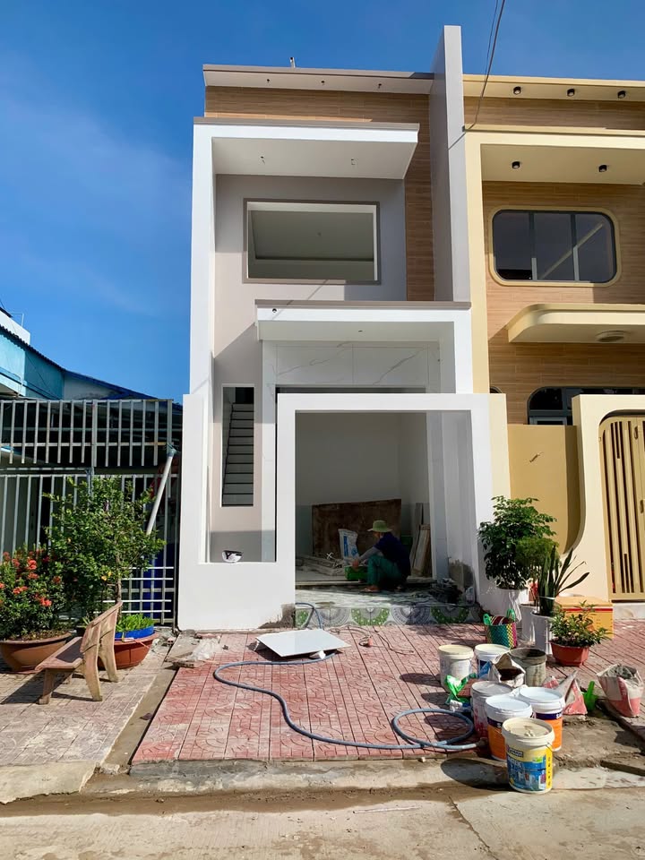 Nhà 1 trệt 1 lửng mới xây, mặt tiền Tô Thị Tẻ, Cà Mau, giá hời 1,75 tỷ