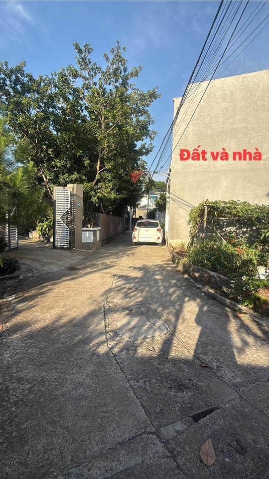 Nhà 2 tầng mới xây, nội thất xịn sò, đường ô tô đỗ cửa tại Tích Giang