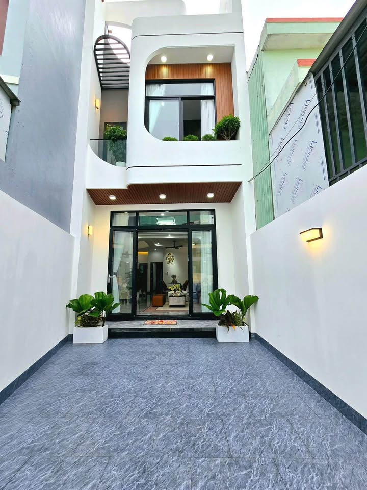 Nhà 2 tầng mê mới tinh, nở hậu đón tài lộc