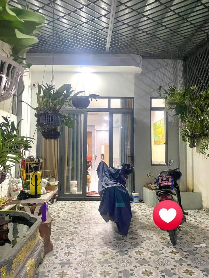 Nhà 3 tỷ 250 triệu, 125m2, 3 phòng ngủ, sân xe 7 chỗ, hai mặt tiền hẻm 5m Nguyễn Khuyến