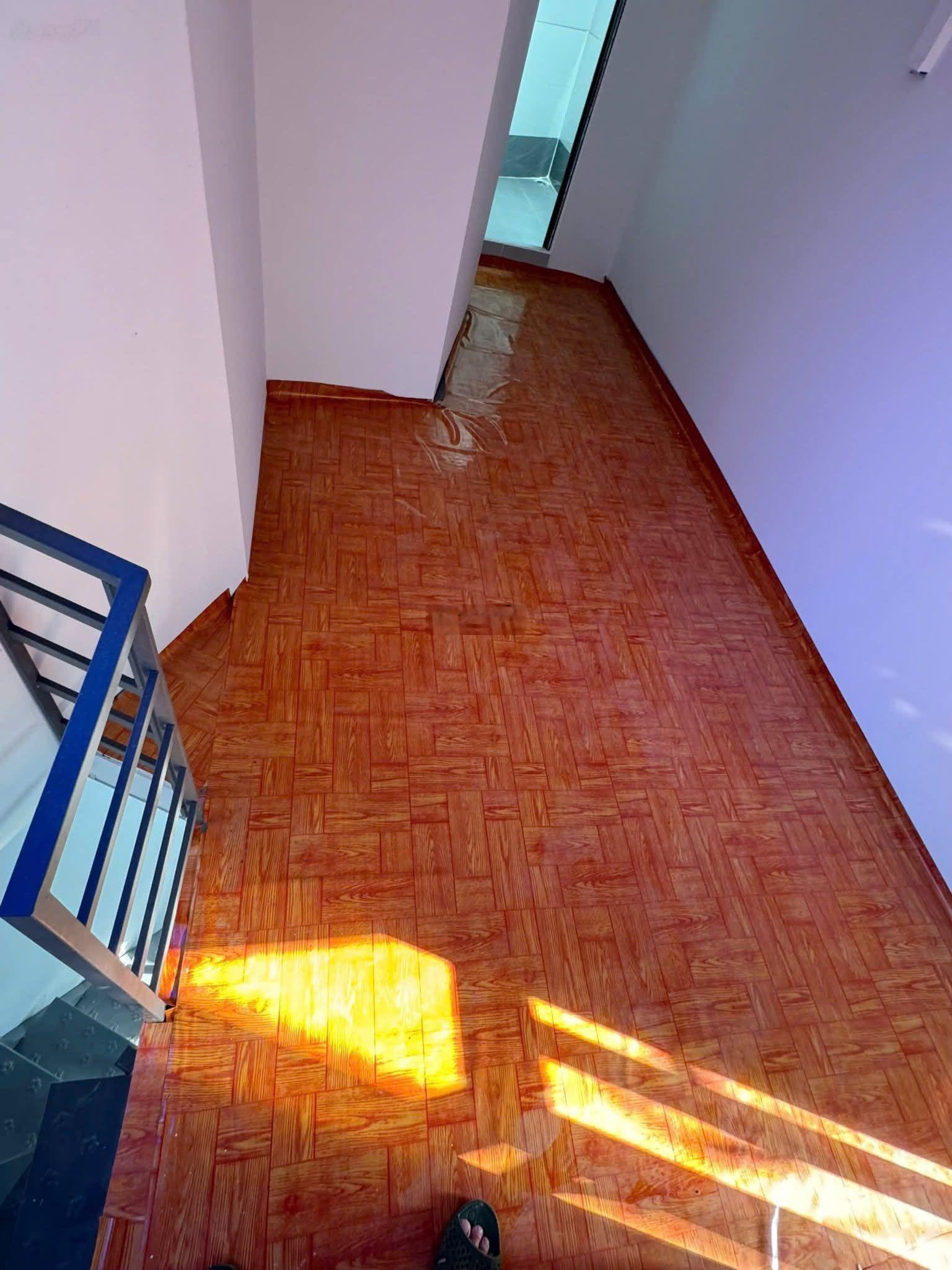 Nhà nhỏ bán giá 400tr còn thương lượng giấy tờ tay đường Lương Văn Can, P15, Q8. Diện tích 4x6m