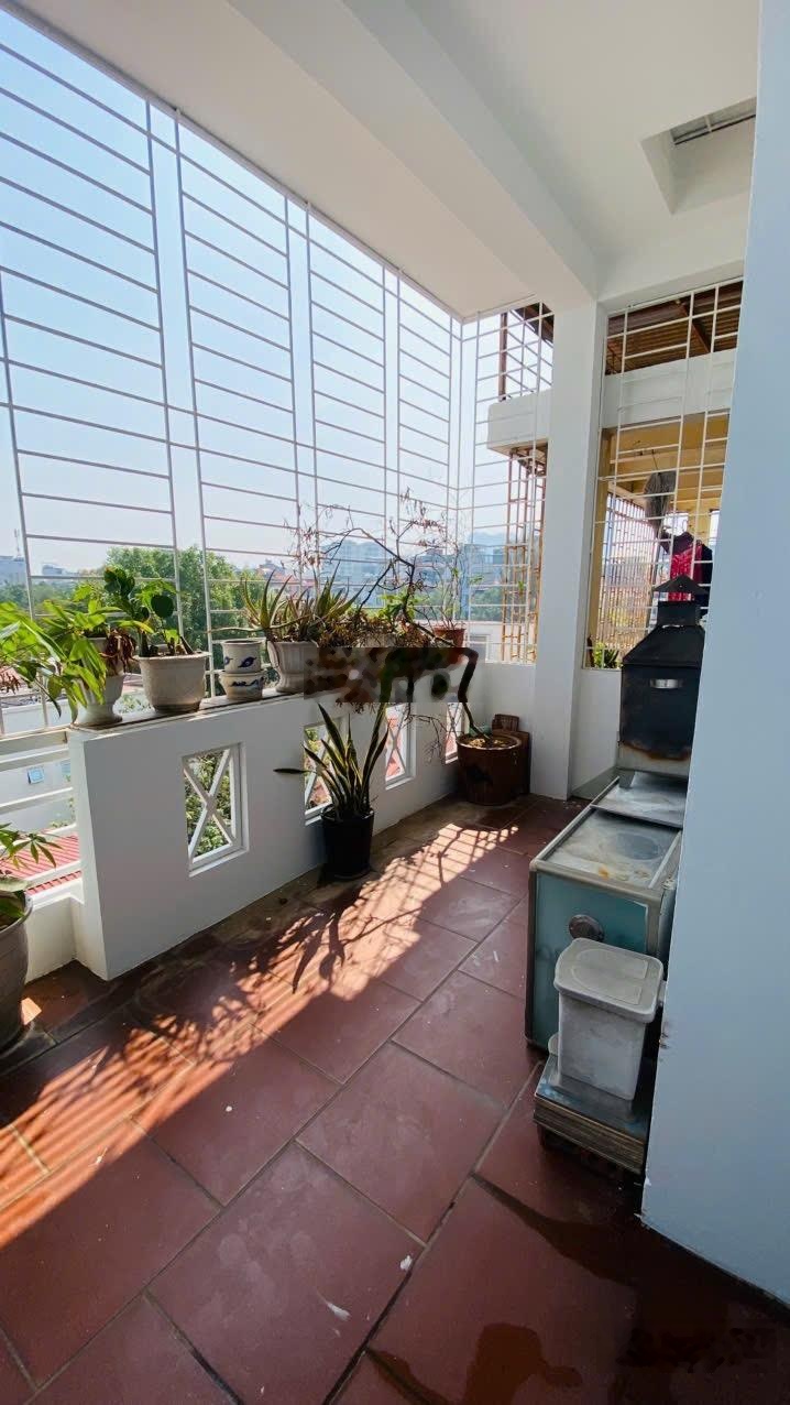 Vị trí rất đẹp. Nhà ngõ 6 Vĩnh Phúc giáp khu 72ha. 5 tầng/MT 4,6m - 2 mặt ngõ - 5m ra đường ô tô.