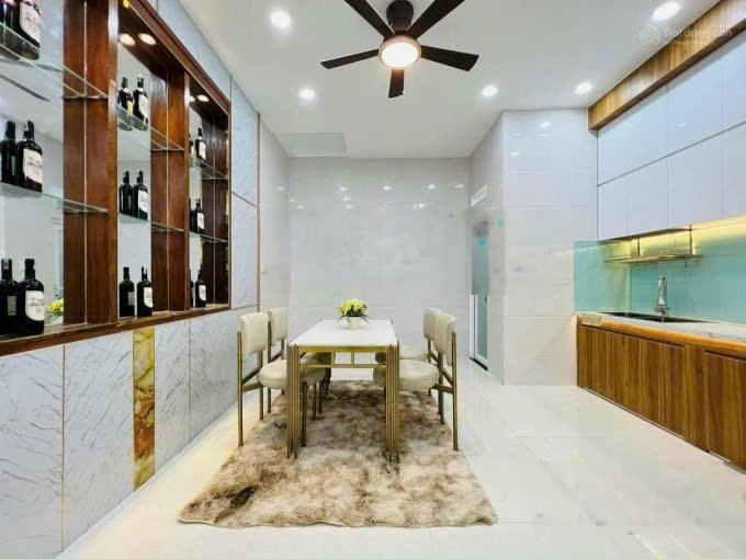 Nhà đẹp Ung Văn Khiêm cần bán. Diện tích 47,3m2; 1trệt 1lầu, 3PN 3WC, HXH 6m, giá 2tỉ200tr. SHR