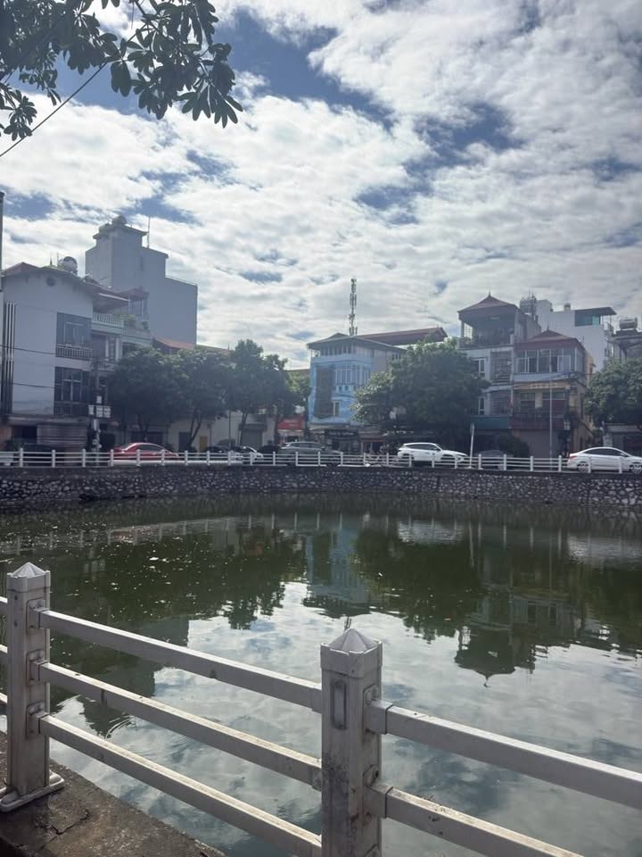 Tọa lạc tại vị trí đắc địa bậc nhất Sài Đồng, ngôi nhà này mang đến một cuộc sống tiện nghi và đẳng cấp