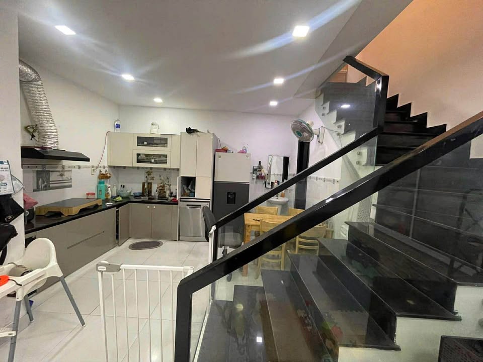 Bán nhà 2 tầng kiệt Cù Chính Lan, giá 3,25 tỷ, khu vực sầm uất, đủ tiện nghi