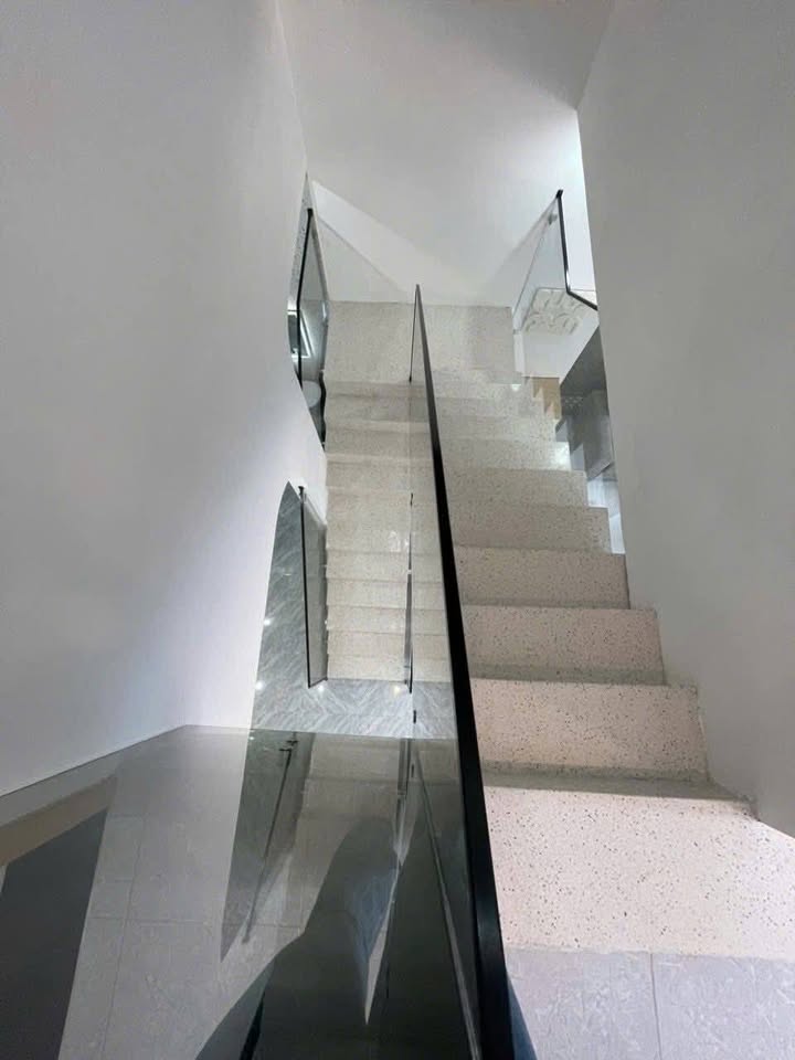 Bán nhà mới tinh mặt tiền Nguyễn Tri Phương, Buôn Ma Thuột, kinh doanh đỉnh, giá 4,2 tỷ