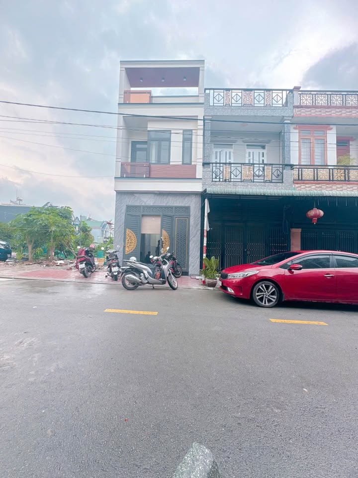 Bán nhà sổ riêng 3 phòng ngủ, sân xe hơi, gần ngã tư Chiêu Liêu - Dĩ An, 69m2, giá 4,5 tỷ