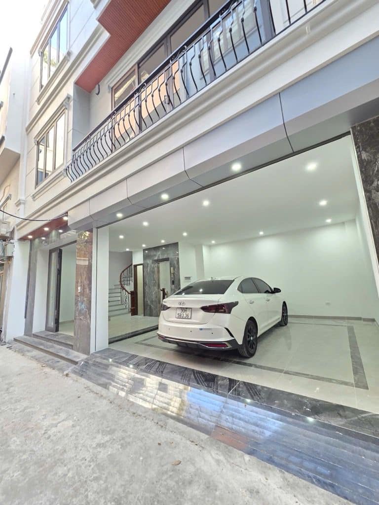 Tọa lạc tại Vạn Phúc, Hà Đông, căn nhà này mang vẻ đẹp cổ điển pha lẫn nét hiện đại