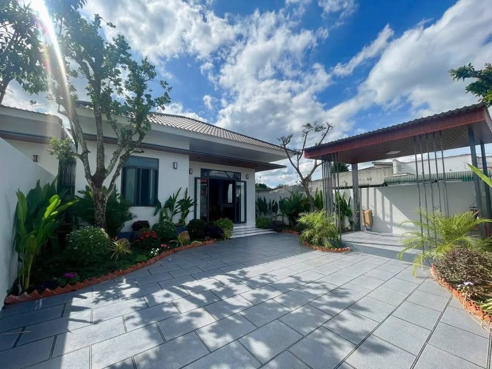 Chủ nhà đi "định cư" là đi xa lắm, nên cần gấp căn nhà vườn xinh xắn ngay Đinh Đức Thiện