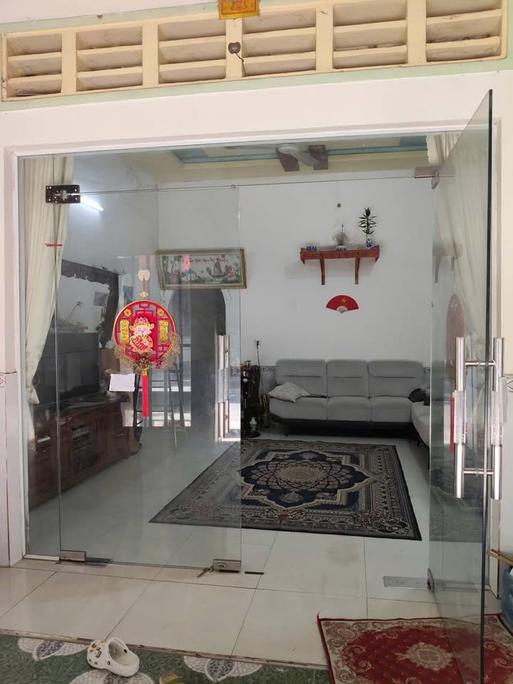 Bán gấp nhà mặt tiền đường Tân Hiệp, 112m2, 5 phòng, giá 2,5 tỷ