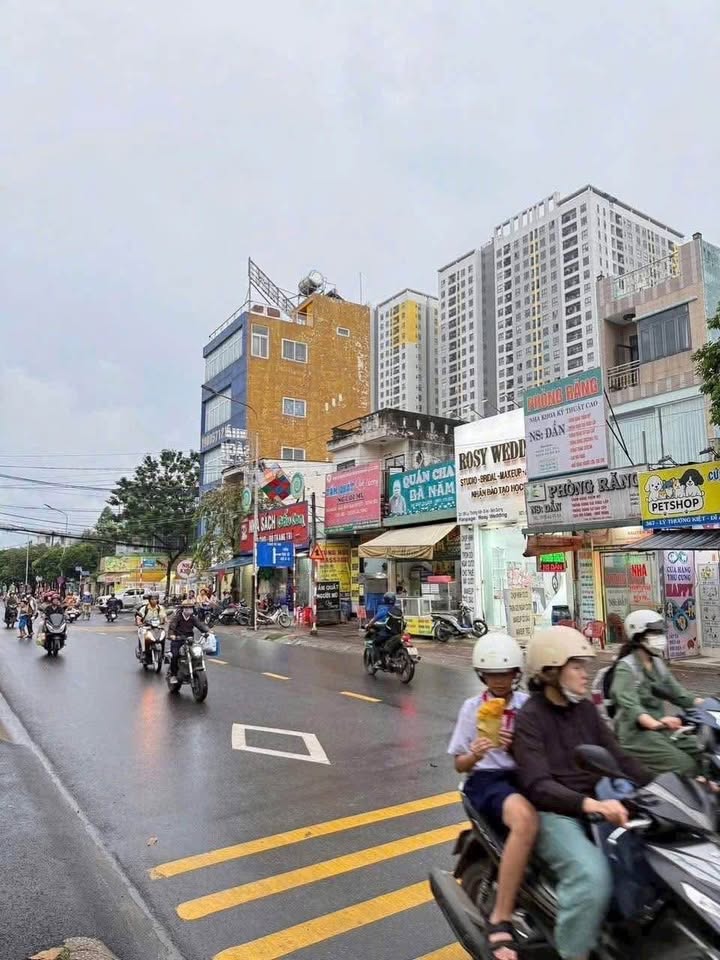 Bán nhà mặt tiền Nguyễn Đức Thiệu, Dĩ An - 120m2, 3 phòng ngủ, giá 6.8 tỷ