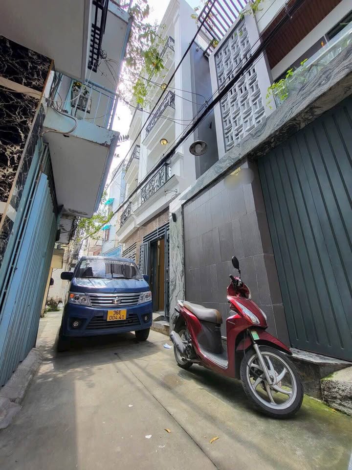 Nhà đẹp như tranh vẽ, phong cách Tân Cổ Điển pha chút Hiện Đại đang chờ chủ nhân mới đây ạ