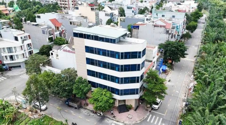 Tòa nhà 5 tầng mặt tiền kép đắc địa tại Dĩ An, giá giảm sâu còn 19,5 tỷ