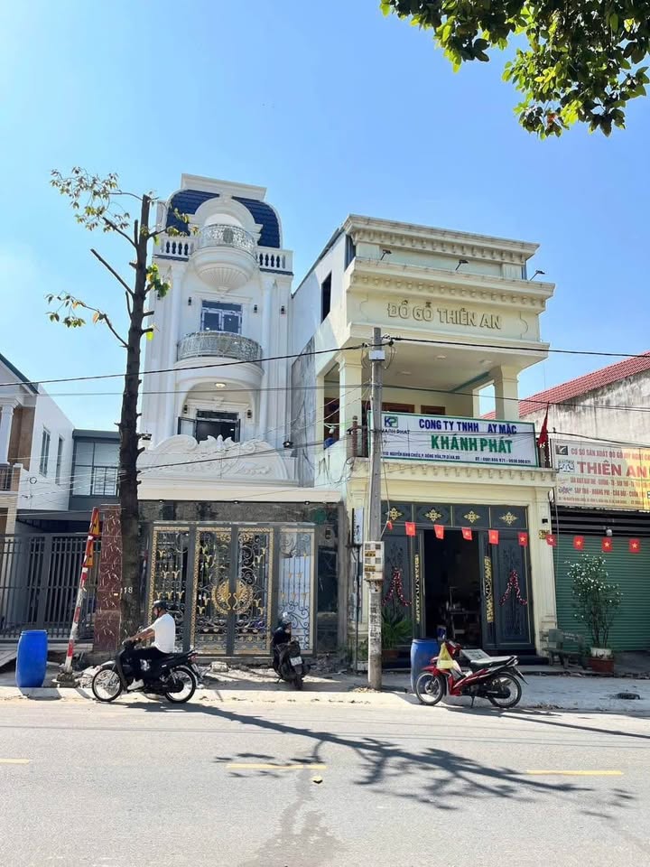 Nhà mặt tiền đẹp ngay hội trường Đông Hòa, Dĩ An - Sổ hồng riêng, sẵn sàng đón chủ mới