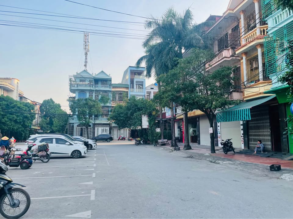 Nhà 3 tầng mặt tiền 8m đối diện cổng chợ Đông Thọ, kinh doanh sầm uất