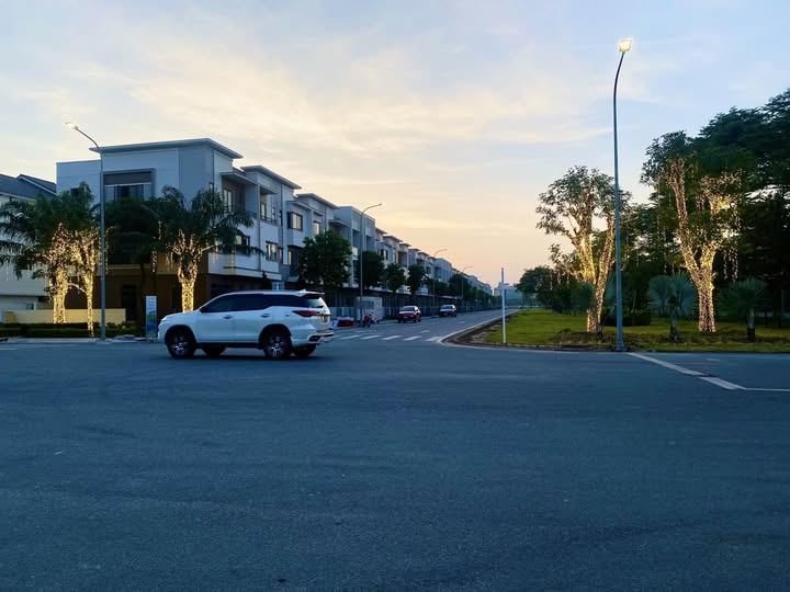 Bán shophouse Centa Riverside, view công viên - giá 11.35 tỷ