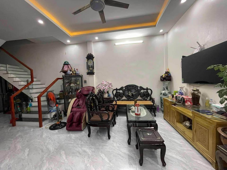 Lô góc 3 tầng Giải Phóng - Ô tô đỗ gần, thoáng mát Đông Nam, giá chỉ 2.09 tỷ