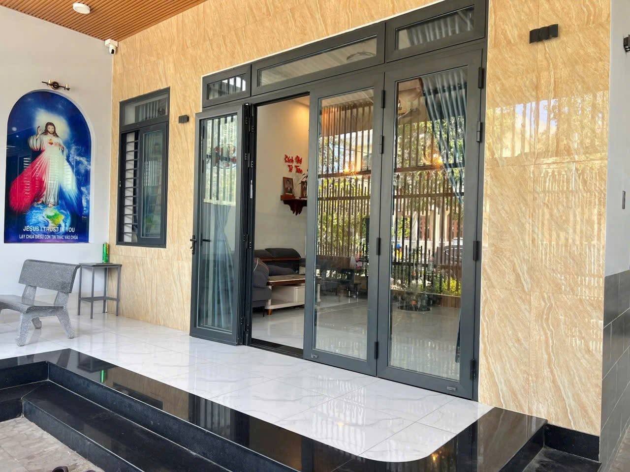 Nhà mặt tiền Phạm Thiều, Bà Rịa, sổ riêng, sân đậu 2 xe hơi