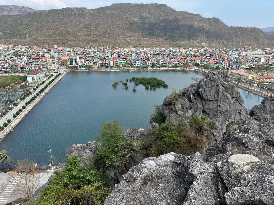 Bán đất 200m2 view hồ Cao Sơn, Cẩm Phả, thích hợp đầu tư sinh lời và xây nhà ở