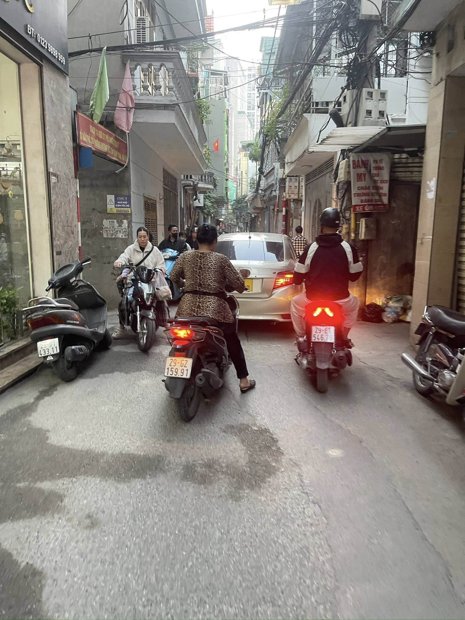 Nhà 5 tầng ngõ ô tô trung tâm Hà Nội, giá hời