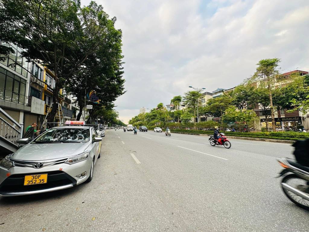 Nhà góc mặt phố Cầu Giấy kinh doanh bất tận, vỉa hè đá bóng