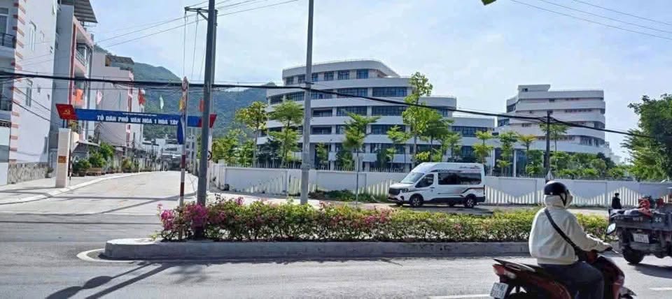 Nhà 2/4 Vĩnh Hoà, Nha Trang 53m2 full thổ cư, có gác lửng, ô tô vào tận nơi