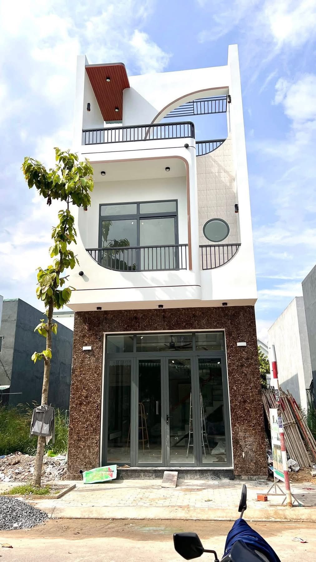 Bán nhà 1 trệt 1 lầu Tân Hiệp, Tân Uyên, 63m2, giá 2,65 tỷ, đường rộng 8m, ô tô tránh