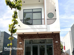 Bán nhà 1 trệt 1 lầu Tân Hiệp, Tân Uyên, 63m2, giá 2,65 tỷ, đường rộng 8m, ô tô tránh