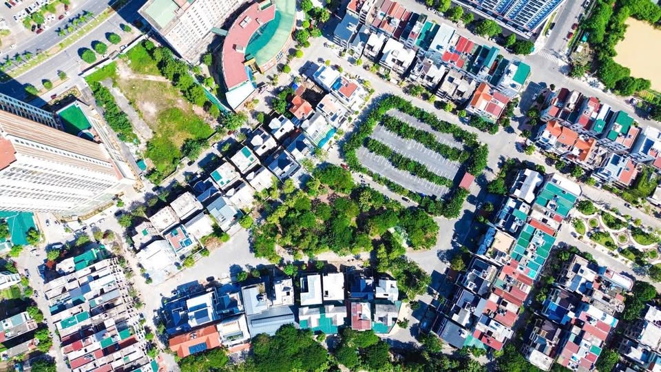 Biệt thự vườn hoa cổ điển, hướng Tây Nam, mặt tiền rộng 15m