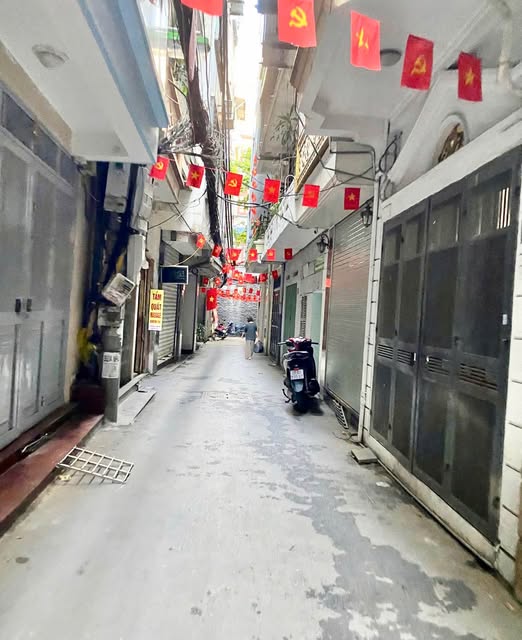 Bán đất tặng nhà 2 tầng Láng Hạ, lô góc, ngõ thông, 30m ra ô tô tránh