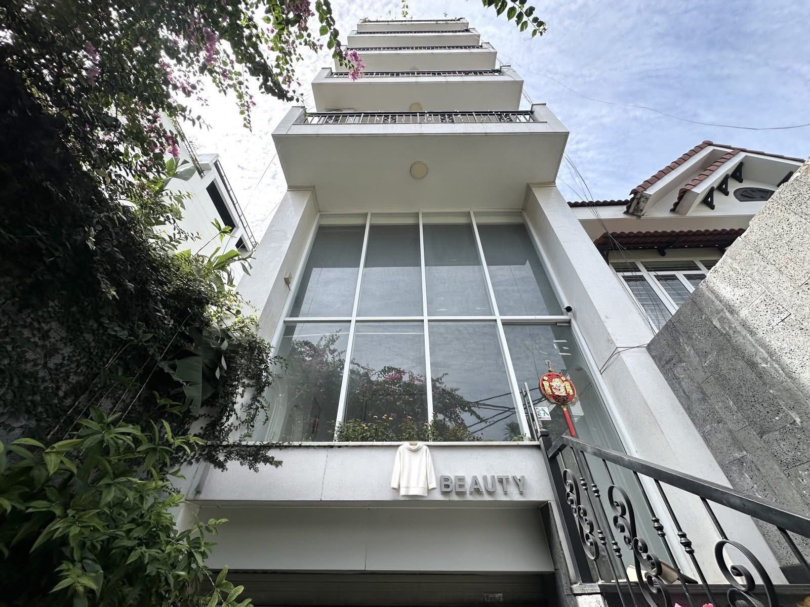 Tòa nhà 8 tầng có hầm, 144m2, dòng tiền 120 triệu/tháng, giá 38 tỷ