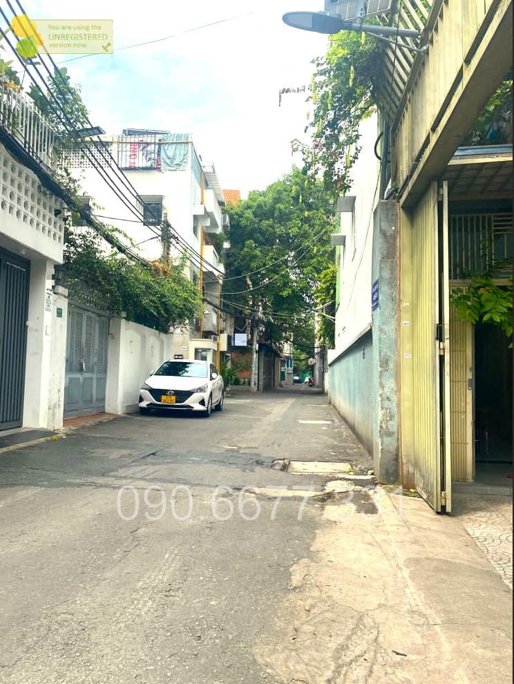 Tọa lạc tại con hẻm đẹp nhất Hồ Biểu Chánh, Phú Nhuận, ngôi nhà này mang đến một không gian sống lý tưởng