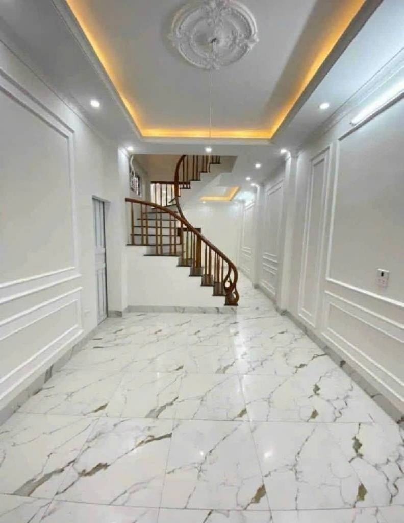 Nhà riêng tại quận Long Biên, Hà Nội, với diện tích 40m2 và 5 tầng, bao gồm 6 phòng ngủ