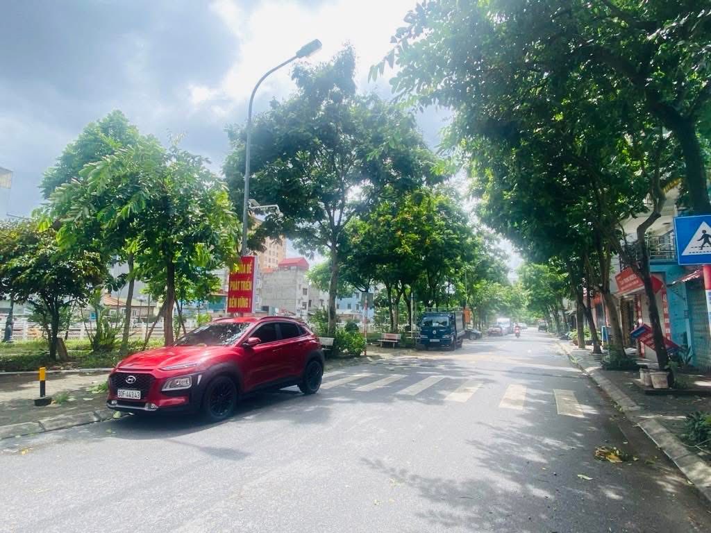 Nhà 7 tầng thang máy, vỉa hè rộng, ô tô tránh